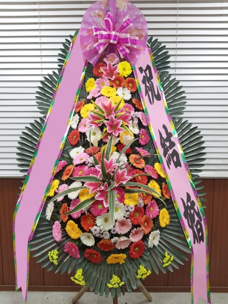 중학교 학부모 모임에서 뜻을 모아 전달한 화사한 화환